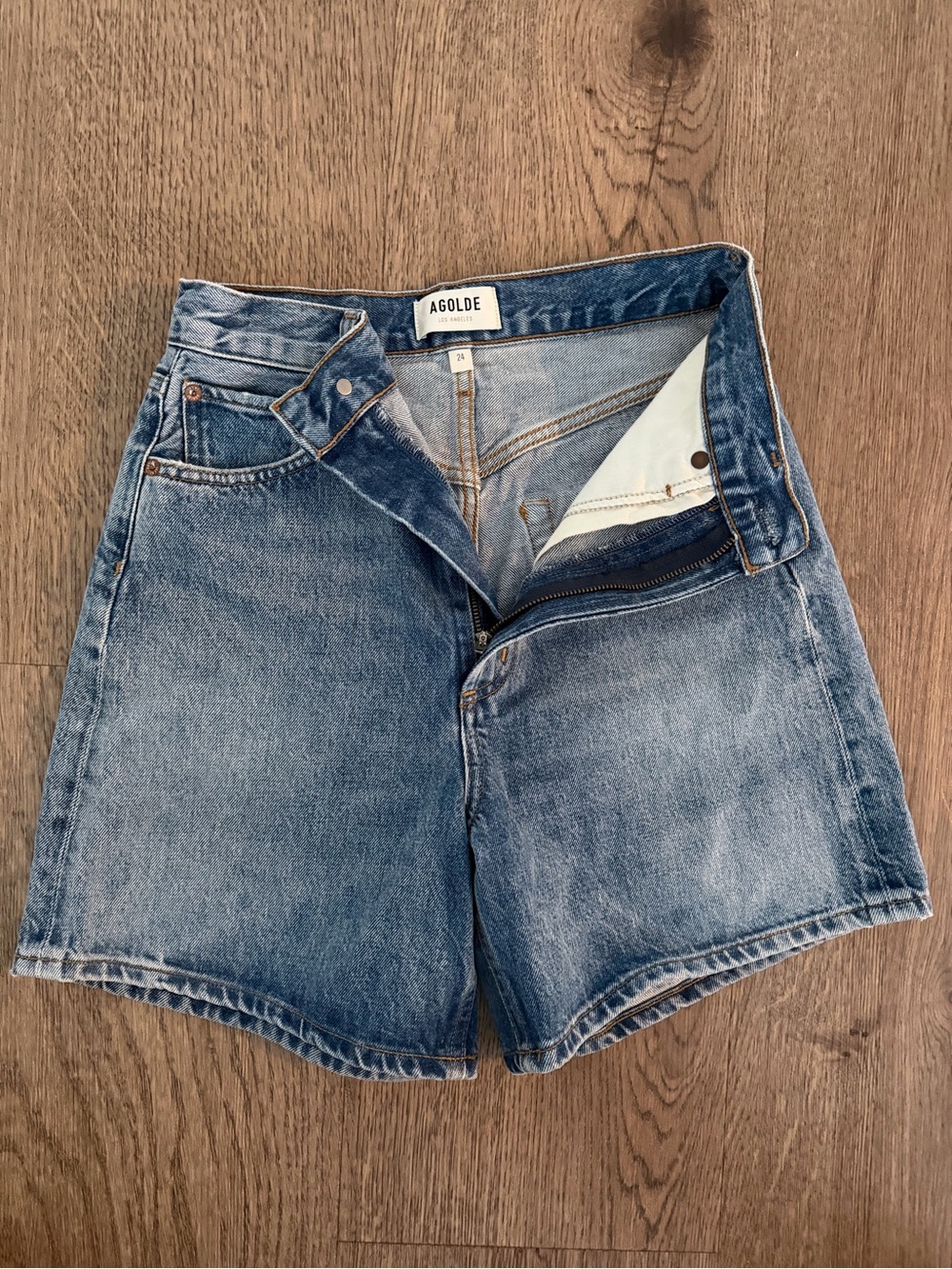 Agolde Vintage-Inspired High-Rise Denim Shorts in Medium Blue